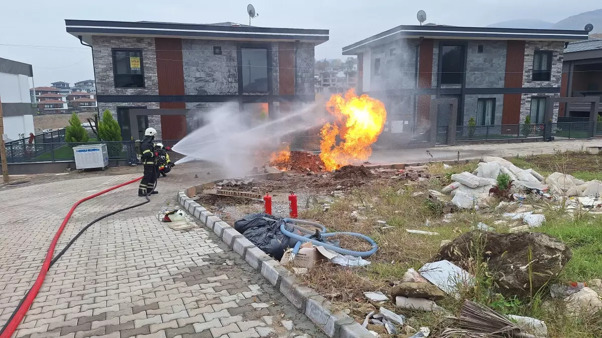 Kocaeli’de İş Makinesi Doğal Gaz Borusunu Deldi, Yangın Çıktı