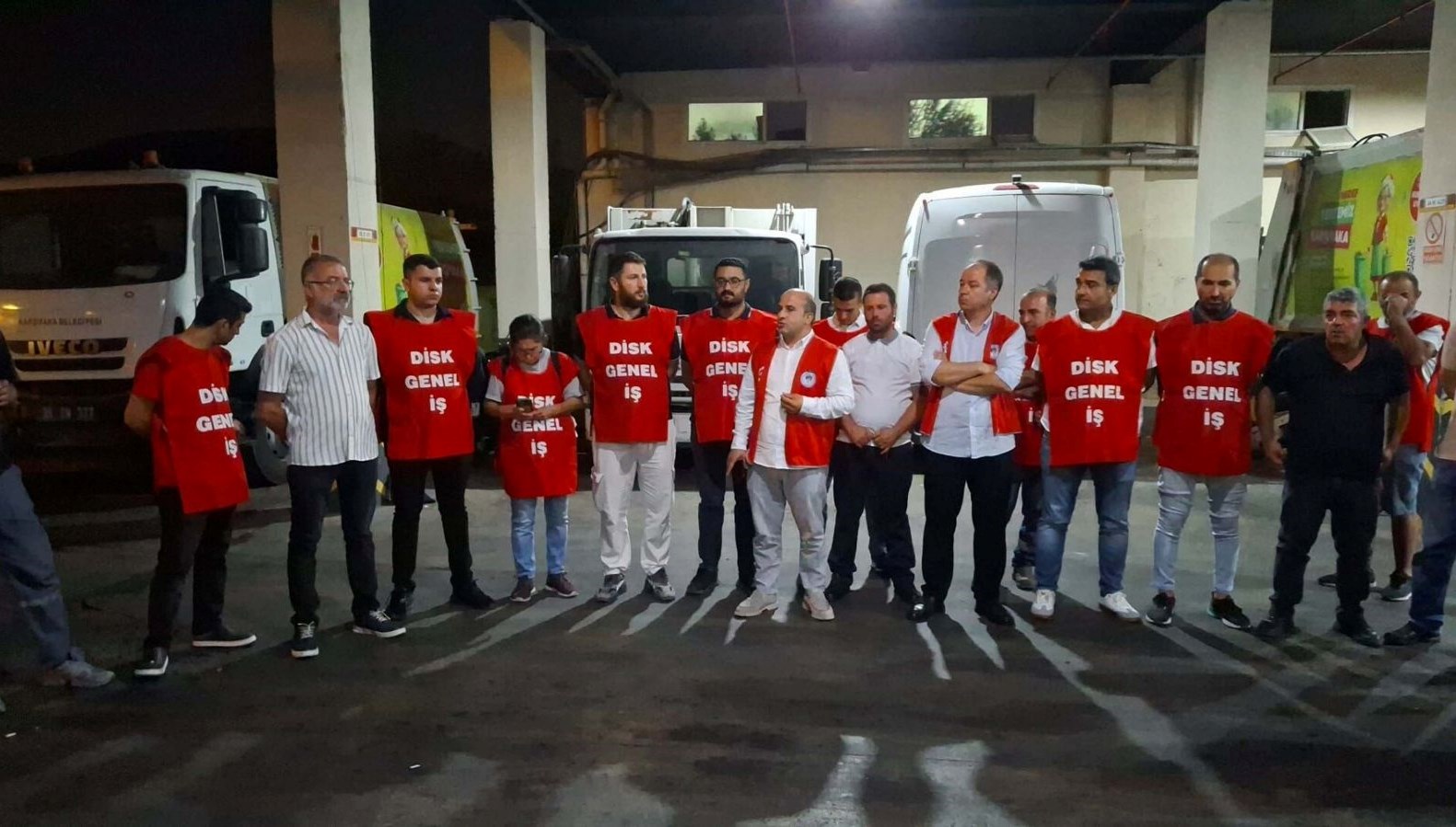 karsiyaka belediyesi iscileri is birakti MZTsGnrT