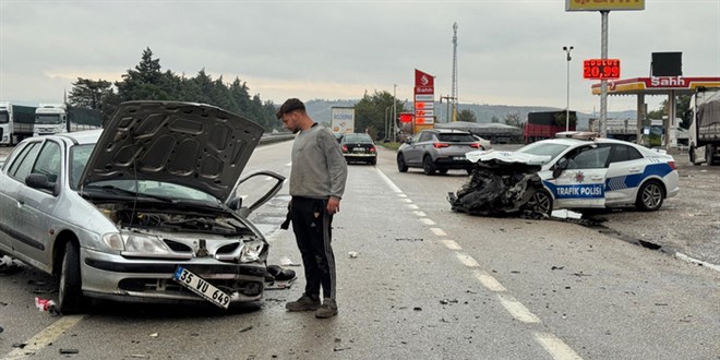 balikesirde polis araciyla carpisan otomobilin surucusu hastanede oldu jtdq4Taf.jpg