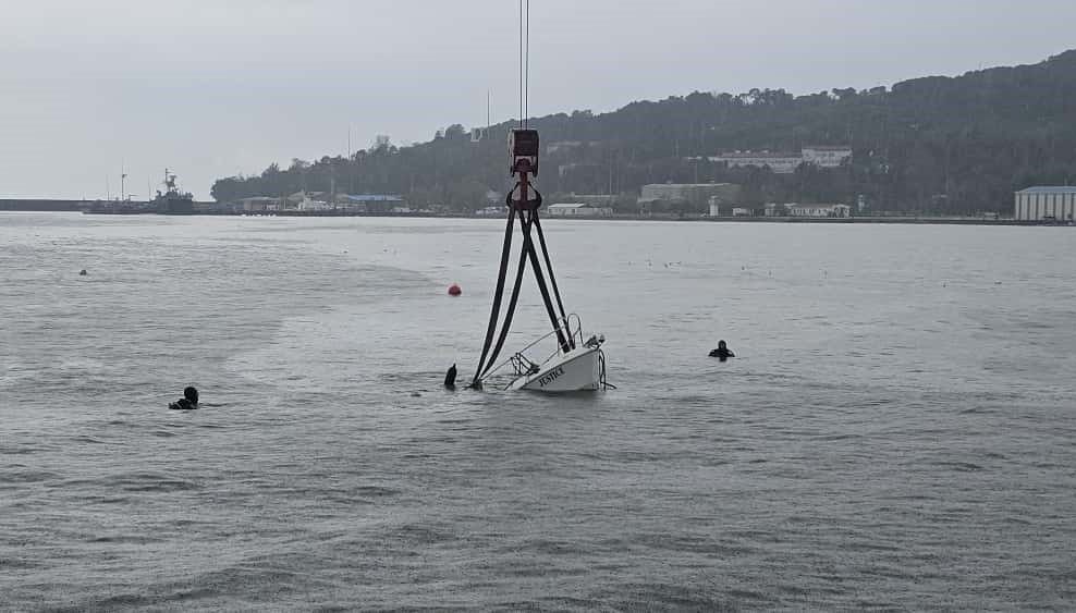 firtinada batan mini yat vinc yardimiyla karaya cikarildi ubdZEuPV