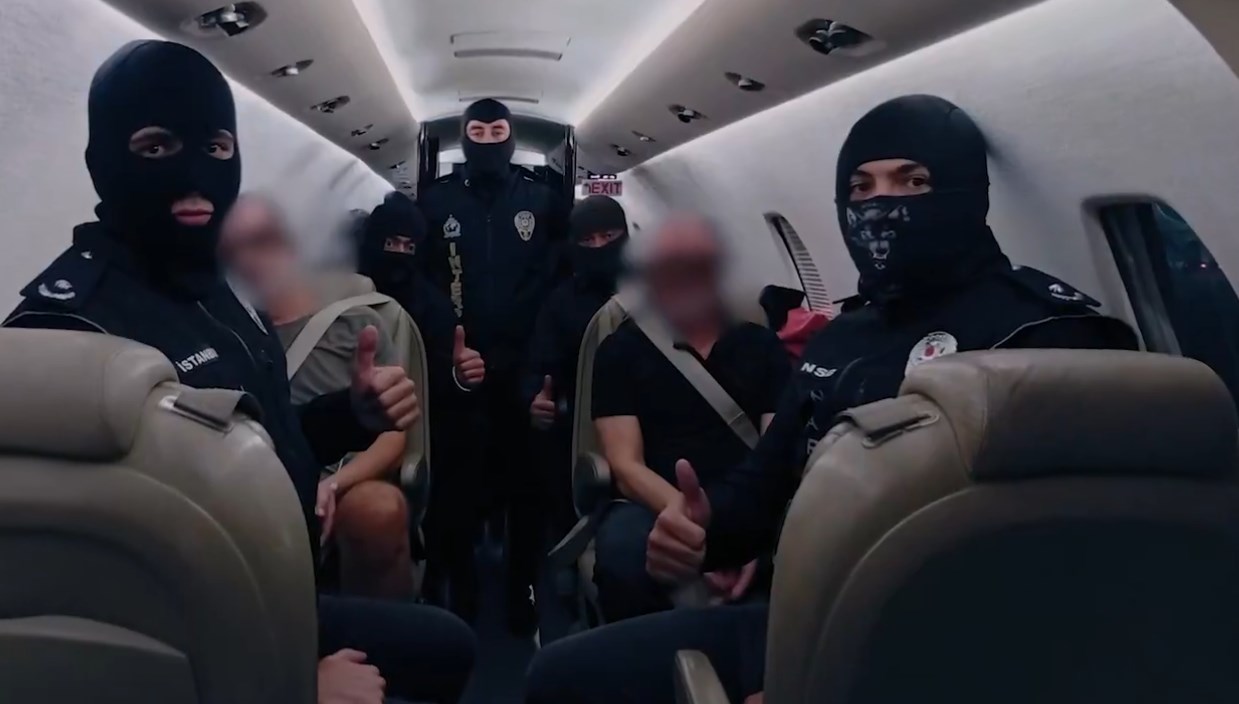 kirmizi bultenle araniyordu baede yakalanan iki kisi turkiyeye getirildi 1hUCuqth