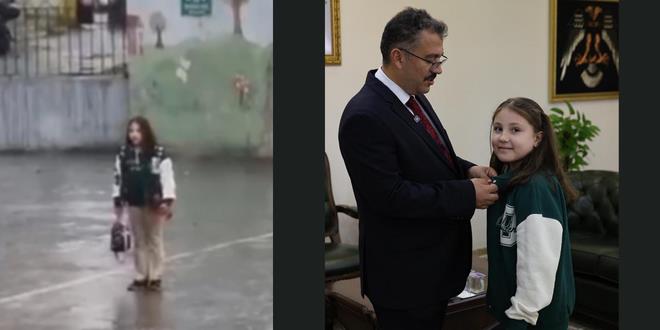 yagmur altinda saygi durusu o ogrenciye odul verildi taxrlDVA.jpg