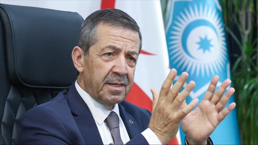 KKTC Dışişleri Bakanı Ertuğruloğlu, terör örgütü YPG/SDG taraftarlarının Türk bayrağına saldırısını kınadı